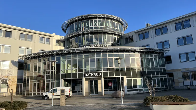 Rathaus Ludwigsfelde mit runder Glasfassade
